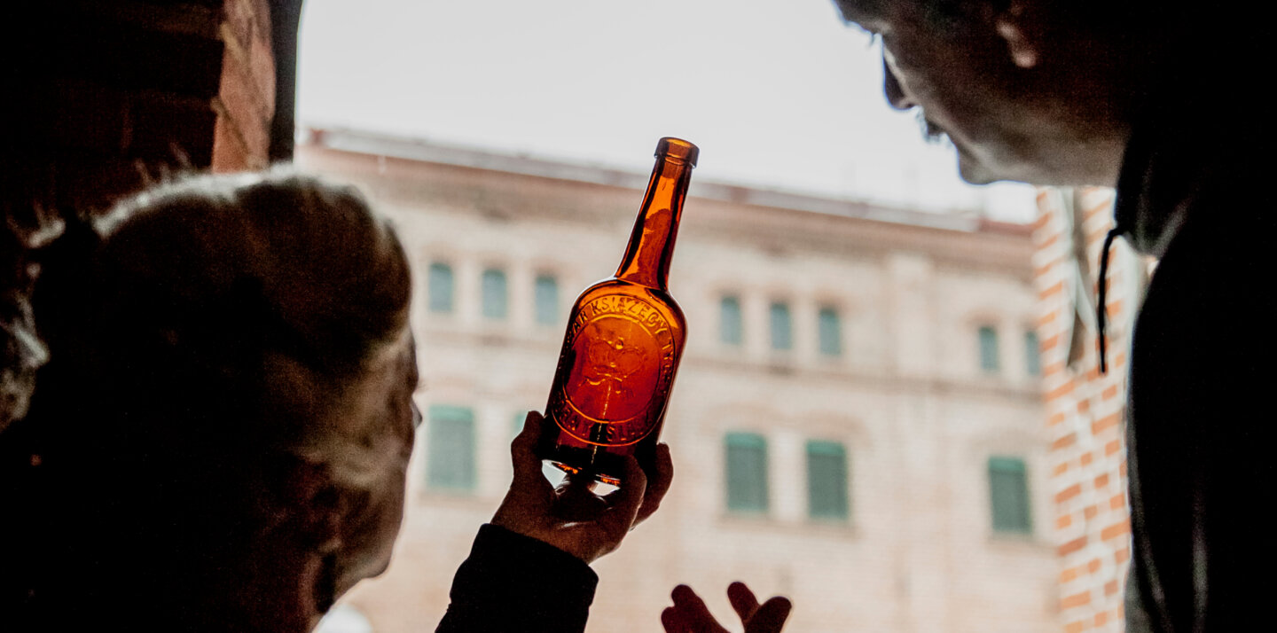 Two people are discussing beer. Two people are discussing beer.