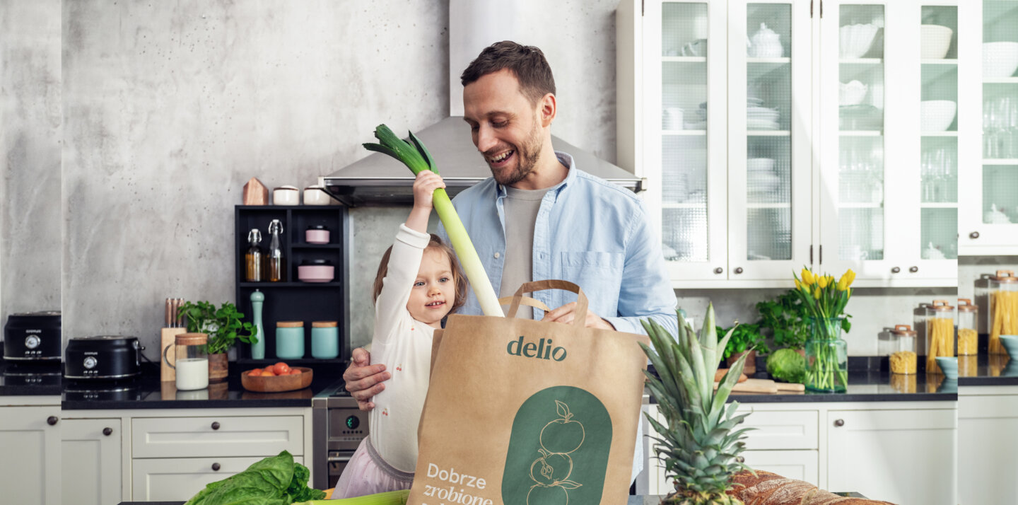 A father and a daughter unpacking groceries from Delio.