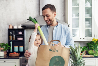 A father and a daughter unpacking groceries from Delio.