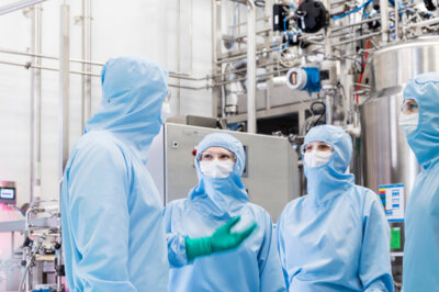 Polpharma Biologics' drug lab staff talking. Polpharma Biologics' drug lab staff talking.