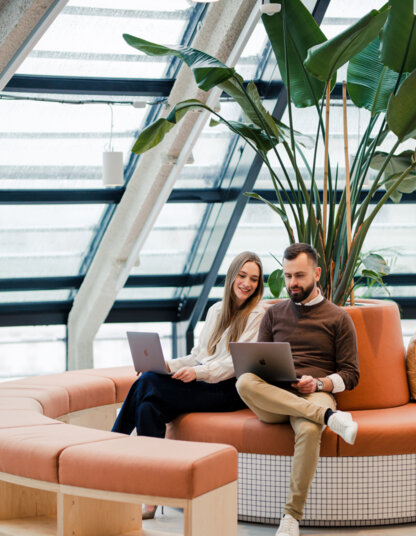 Klaudia Doerffer and Dariusz Osiński working together on a digital product.