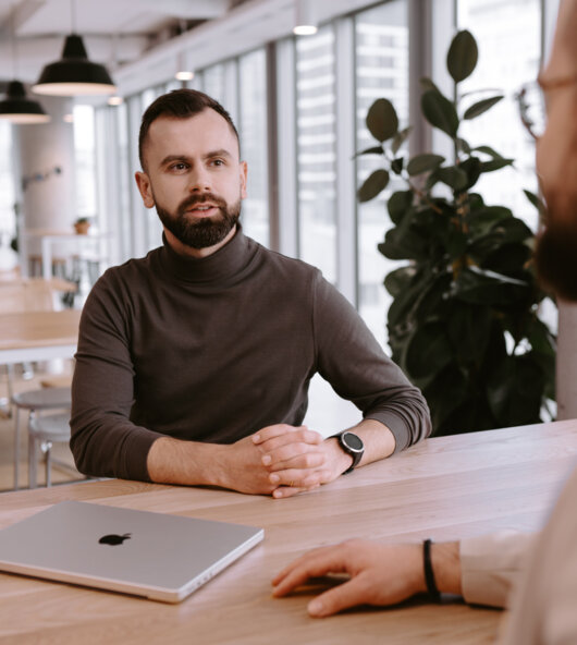 Dariusz Osiński, Chief Operating Officer, discussing a project. Dariusz Osiński, Chief Operating Officer, discussing a project.