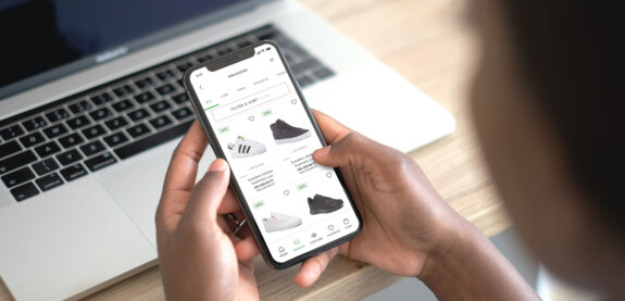 Person's scrolling through eObuwie app. Person's scrolling through eObuwie app.