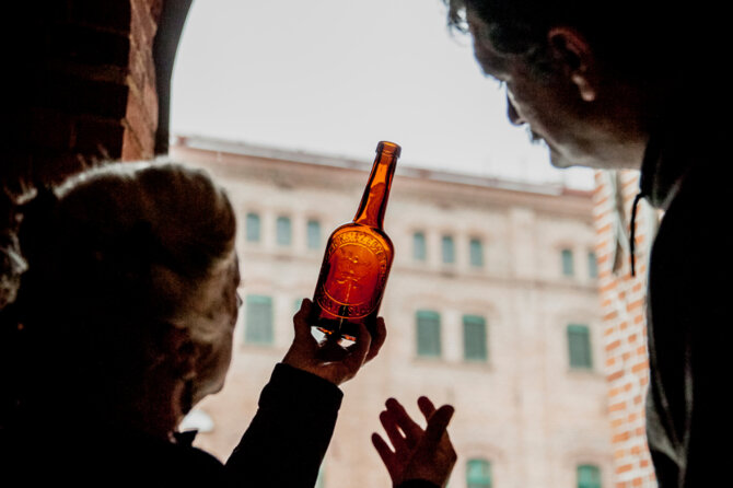 Two people are discussing beer.