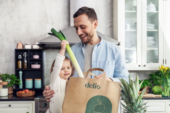 A father and a daughter unpacking groceries from Delio.